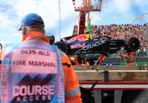 Verstappen crasht hard in beginfase Dutch Grand Prix, Norris pakt winst bij afscheid Zandvoort