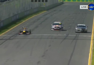 VIDEO: F1-bolide van Red Bull gaat strijd aan met Mercedes AMG SL63 en V8 Supercar
