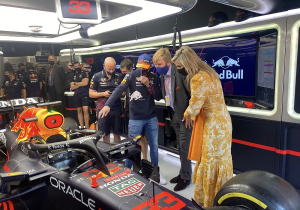 IN BEELD: Koninklijke familie ontmoet Max Verstappen voorafgaand aan race
