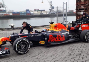 Red Bull-bolide Verstappen scheurt door Rotterdamse haven