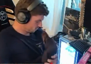 Mooie beelden: hond Nino debuteert tijdens livestream Verstappen