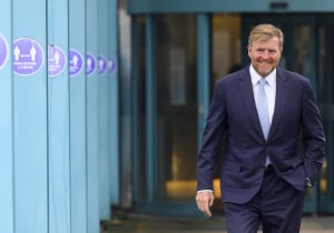 'Koning Willem-Alexander reikt beker uit aan winnaar Dutch Grand Prix'