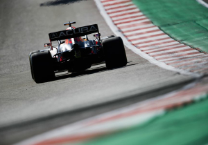 Red Bull onthult: 'Hebben een scheurtje gevonden in de achtervleugel van Verstappen'