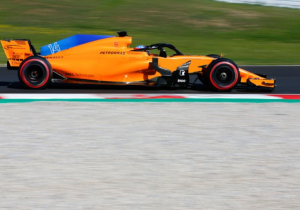 Fernando Alonso start vanuit de pitstraat