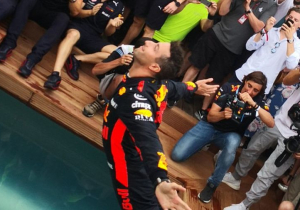 IN BEELD: Ricciardo neemt duik in het zwembad na zege Monaco