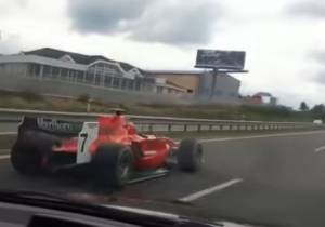 Politie op zoek naar bestuurder van op snelweg gespotte 'F1-auto'