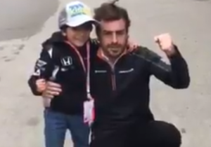 Alonso twittert naar Formule 1 en haalt fan naar paddock