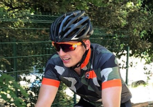 IN BEELD: Max Verstappen stapt op de fiets ter voorbereiding op raceweekend in Duitsland