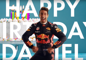 VIDEO: Max Verstappen maakt muziek voor jarige Ricciardo
