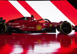 VIDEO: Ferrari stuurt F1-75 voor het eerst het asfalt op