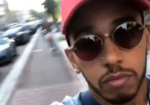 VIDEO: Lewis Hamilton fietst door Amsterdam en laat hotelkamer zien