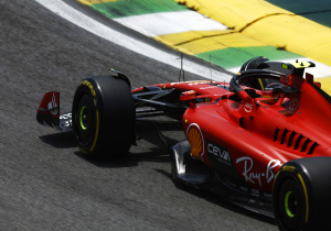 Ferrari presenta trajes especiales de Leclerc y Sainz para Las Vegas