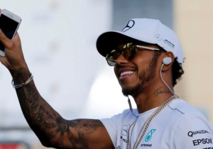 VIDEO: Magistrale comeback van Lewis Hamilton in de Formule 2