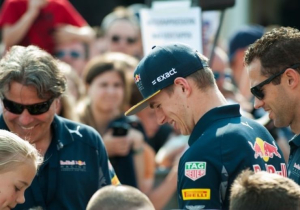 Verstappen demonstreert hoe hij zijn boeken in recordtijd signeert