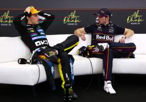 Verstappen plaagt Piastri tijdens persconferentie: "Dan was jij de kampioen geweest"