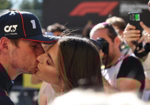 Kelly Piquet geeft uniek kijkje achter de schermen bij overwinning Verstappen in Italië
