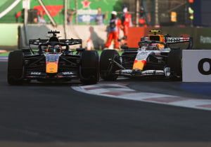 Stewards maken voorbeeld van 'onacceptabel gedrag' Verstappen en delen dubbele straf uit