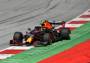 Albon heeft begrip voor keuze Red Bull: 'Max doet het altijd erg goed hier'