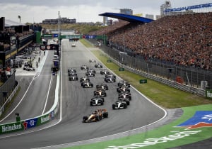 LIVE | Dutch GP: Verstappen ligt na crash uit de race! Code rood hangt uit