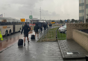 Weerupdate Zandvoort: regen gooit roet in het eten van feestje Oranjefans