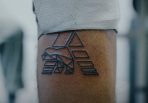 In beeld: Abiteboul komt over de brug en onthult tattoo na weddenschap Ricciardo