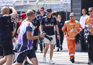 Red Bull deelt met knipoog beelden van valpartij fotograaf bij binnenkomst Verstappen