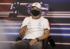 Bottas over toekomst bij Mercedes: 'Verwacht de gesprekken over een maand'