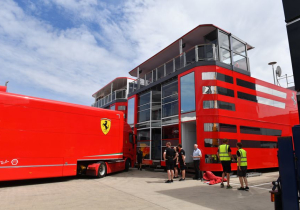 Ferrari treft ongenode gasten in vrachtwagen op Silverstone