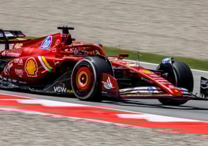 Leclerc niet blij met race pace Ferrari: "Dit is nu het tweede weekend op rij"