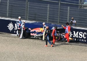 Verstappen snapt niets van bizarre crash: "Hier moet naar gekeken worden"