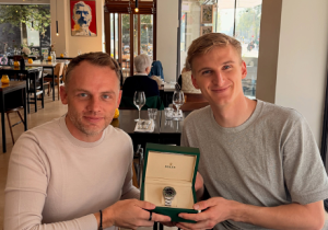 Hartog krijgt Rolex cadeau van coureur waarvan hij het leven redde