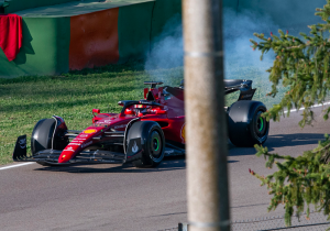 Ferrari de Carlos Sainz se incendia en Imola