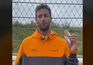 VIDEO: Daniel Ricciardo doet banking-test met stroopwafel op Zandvoort
