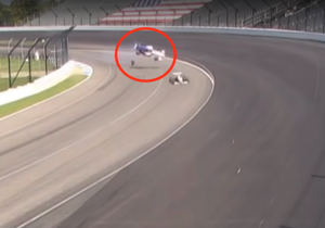 VIDEO: Coureur breekt nek als gevolg van ernstige crash op Indianapolis