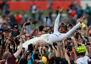 VIDEO: Kerstspecial Mercedes, dag 13: Hamilton blikt terug