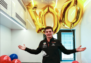 Verstappen krijgt ballonnen voor 100e race bij Red Bull