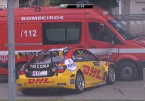 Ondertussen in Portugal: Tom Coronel CRASHT tegen een brandweer auto!
