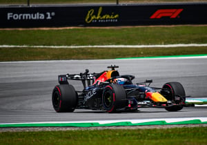 Verstappen deelt eerste tik uit tijdens terugkeer in Maleisië, Russell en Hadjar volgen