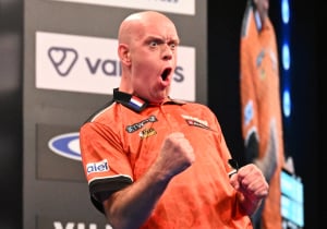 Van Gerwen neemt het op voor Verstappen: "Dan wint hij met vijf vingers in zijn neus"