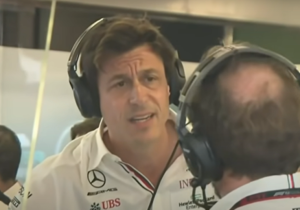 Red Bull envía dardo a Mercedes: "Nunca rompería un par de auriculares"