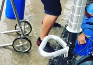 VIDEO: Pitboxen dreigen onder te lopen na zware regen op Monza