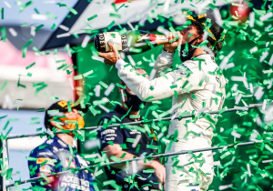 Prachtige beelden: Verstappen en Marko feliciteren Gasly met overwinning