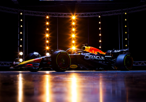 Red Bull doet RB21 uit de doeken: Verstappen en Lawson dinsdag tijdens filmdag in actie