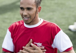 'Hamilton geïnteresseerd in overname van voetbalclub Manchester United'