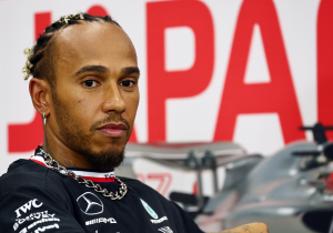 Mercedes se burla de Hamilton por el nuevo diseño del casco de Mario Kart