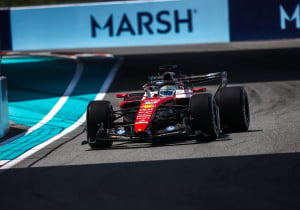Verstappen tweede in vrije training Miami achter Leclerc, motorproblemen bij Mercedes