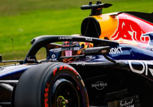 VIDEO | Verstappen profiteert van gridstraf Hadjar: 'Anders stond ik hier niet' | GPFans News