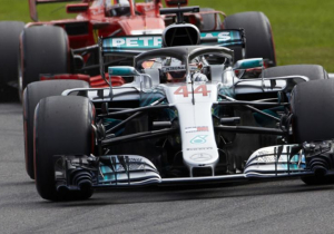 Hamilton gaat in de aanval bij start: "Als er een kans is, dan pak ik die"