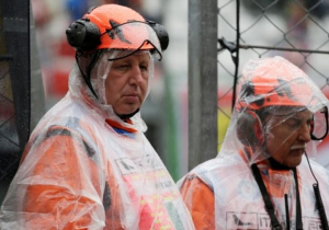 3e vrije training Italië: Coureurs amper de baan op door hevige regenval