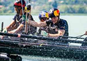 VIDEO: Verstappen en Ricciardo racen tegen elkaar met catamarans